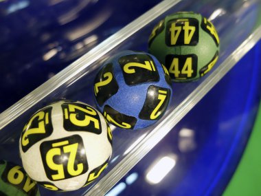 Kazanan numara ayıklama sırasında piyango topları