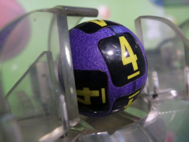 Kazanan numara ayıklama sırasında piyango topları