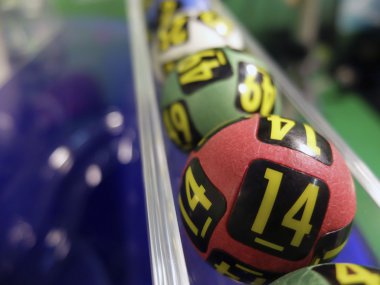 Kazanan numara ayıklama sırasında piyango topları