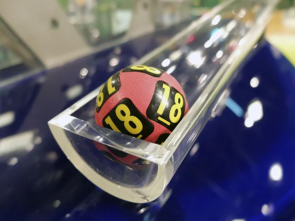 Boules de loterie lors de l'extraction des numéros gagnants — Photo