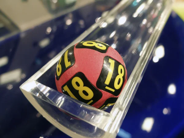 Loterie míčků během extrakce vylosovaných čísel — Stock fotografie
