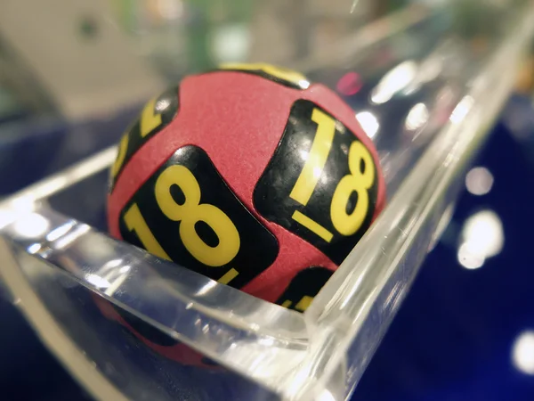 Boules de loterie lors de l'extraction des numéros gagnants — Photo