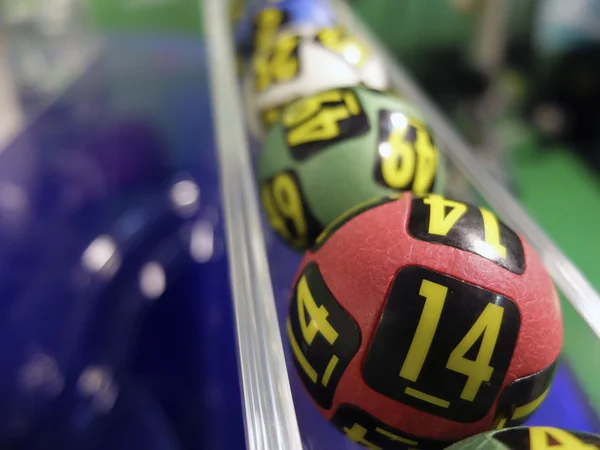 Bolas de lotería durante la extracción de los números ganadores —  Fotos de Stock