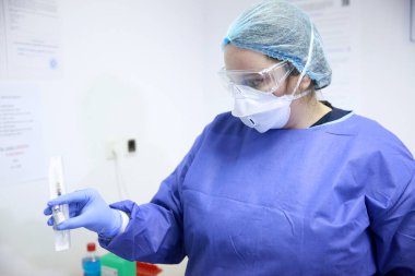 BUCHAREST, ROMANIA - 27 Aralık 2020: Bir hemşire Avrupa Aşı Kampanyası 'nın ilk gününde bir doz Pfizer-BioNTech COVID-19 aşısı sundu.