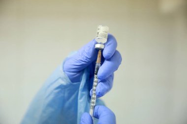 BUCHAREST, ROMANIA - 27 Aralık 2020: Bir hemşire Avrupa Aşı Kampanyasının ilk gününde bir doz Pfizer-BioNTech COVID-19 aşısı hazırladı.