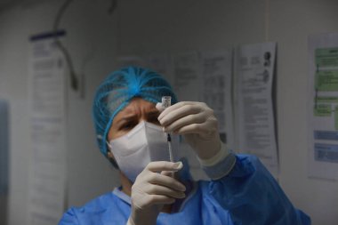 BUCHAREST, ROMANIA - 27 Aralık 2020: Bir hemşire Avrupa Aşı Kampanyasının ilk gününde bir doz Pfizer-BioNTech COVID-19 aşısı hazırladı.