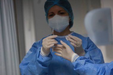 BUCHAREST, ROMANIA - 27 Aralık 2020: Bir hemşire Avrupa Aşı Kampanyasının ilk gününde bir doz Pfizer-BioNTech COVID-19 aşısı hazırladı.