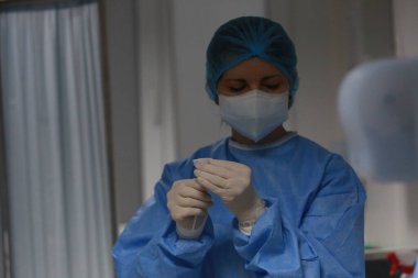 BUCHAREST, ROMANIA - 27 Aralık 2020: Bir hemşire Avrupa Aşı Kampanyasının ilk gününde bir doz Pfizer-BioNTech COVID-19 aşısı hazırladı.