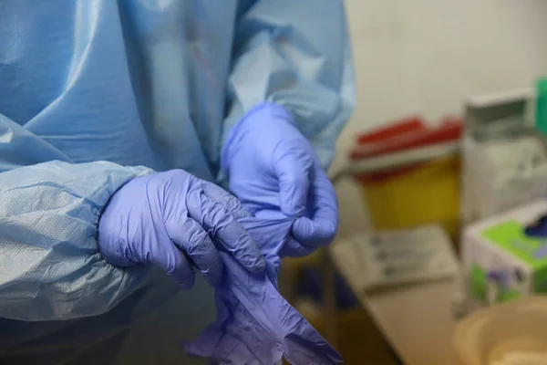 伯明翰 罗马尼亚 2020年12月27日 在欧洲疫苗接种运动的第一天 一位护士正在准备注射一剂Pfizer Biontech Covid 19疫苗 — 图库照片