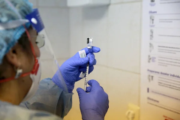 2020年12月27日 一名护士在欧洲疫苗接种运动的第一天准备了一剂Pfizer Biontech Covid 19疫苗 — 图库照片