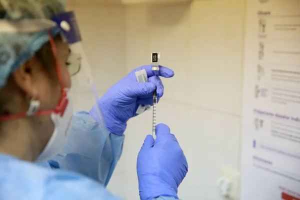 Bucharest Romania Dec 2020 Nurse Prepares Dose Pfizer Biontech Covid — Stock Photo, Image