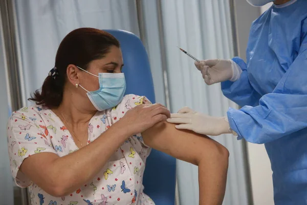 BUCHAREST, ROMANIA - 27 Aralık 2020: Avrupa Aşı Kampanyası 'nın ilk gününde bir tıp personeli covid aşıyı aldı.