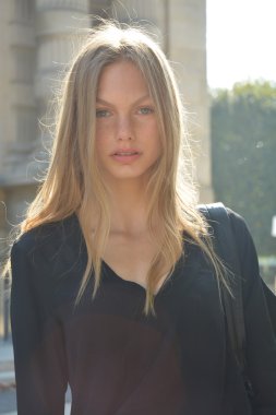 Paris moda haftası sırasında model