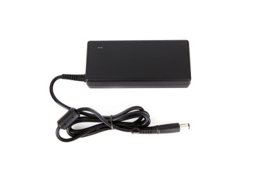 Dizüstü bilgisayar Ac adaptör şarj ile fiş üzerinde izole beyaz arka plan