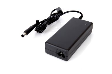 Dizüstü bilgisayar Ac adaptör şarj ile fiş üzerinde izole beyaz arka plan