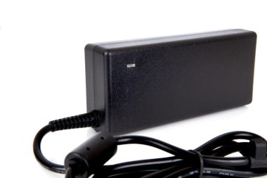 Dizüstü bilgisayar Ac adaptör şarj ile fiş üzerinde izole beyaz arka plan