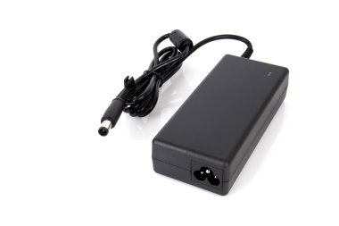 Dizüstü bilgisayar Ac adaptör şarj ile fiş üzerinde izole beyaz arka plan