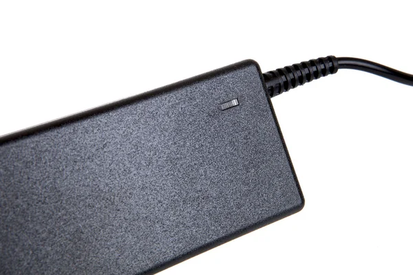 Ноутбук зарядний пристрій змінного струму з вилкою ізольовано на білому фоні — стокове фото