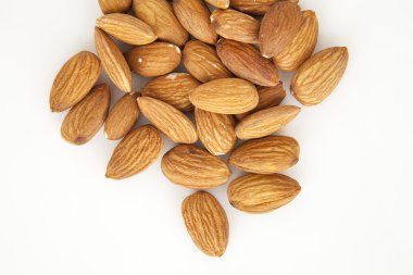 Beyaz arkaplanda izole edilmiş badem fıstıkları