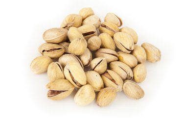 lezzetli fıstık yığın karşı kapatmak beyaz arka plan