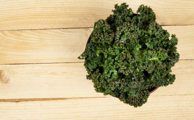 Ahşap masa üzerinde seramik kase taze çiğ lahana