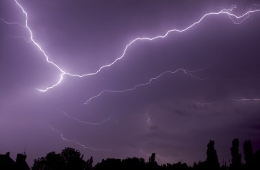 gece gökyüzünde yıldırım