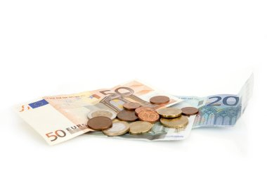 Beyaz bir arka plan üzerinde banknot ve euro coins yüzde