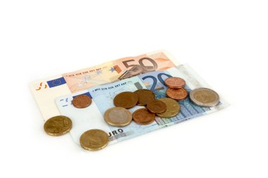Beyaz bir arka plan üzerinde banknot ve madeni paraların yüzde euro