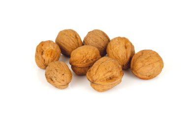 Beyaz arka planda cevizler