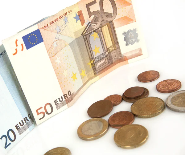 Beyaz bir arka plan üzerinde banknot ve madeni paraların yüzde euro