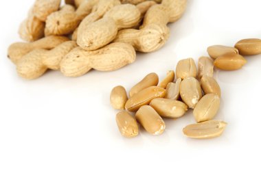 Beyaz arkaplanda yer fıstıkları