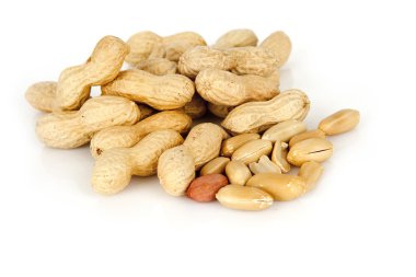 Fıstık kabuğu üzerinde beyaz bir arka plan ile