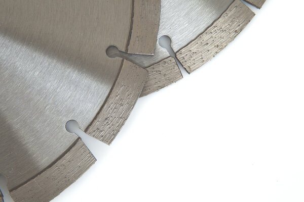 Режущий диск с бриллиантами - Алмазный диск для бетона на белом фоне

