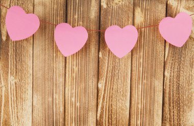 Sevgililer günü - ahşap arka plan üzerinde kalp