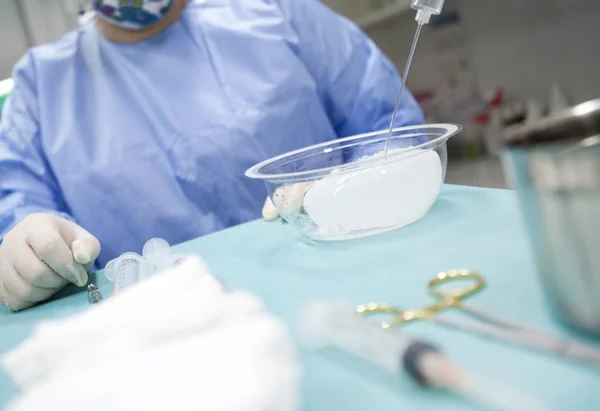 Bröstförstoring kirurgi i operationssalen kirurg verktyg implantat — Stockfoto