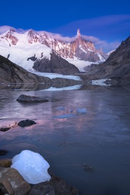 oldukça Patagonya'da güneş doğmadan önce buz