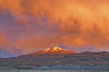 Günbatımı Uturuncu Vulcano üzerinde 