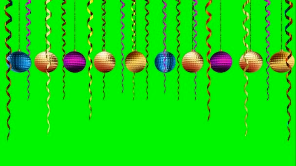 アニメーション移動光沢のあるボールは、放送番組クリスマス新年のお祝いのための緑色の画面クロマキーで背景に雪を落ちる黒い夜に黄金の黄色のピンクの銀を着色 — ストック動画