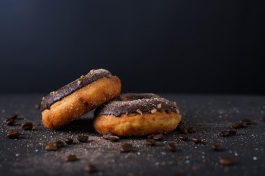 iki donut bir tablo üzerine çikolata krema ile