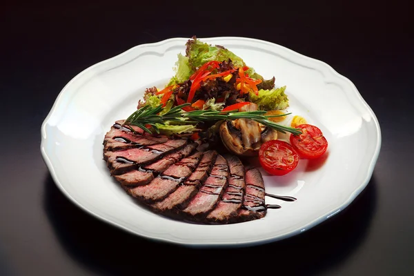 Carne e verduras em um prato — Fotografia de Stock