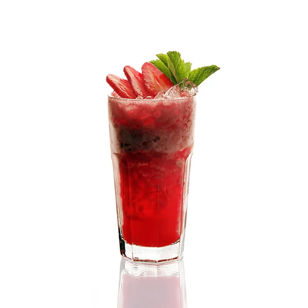 Jahodový koktejl ve sklenici s ledem — Stock fotografie