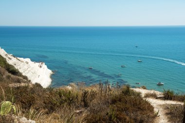 panoramik manzaralı güzel bir İtalyan ada denizden