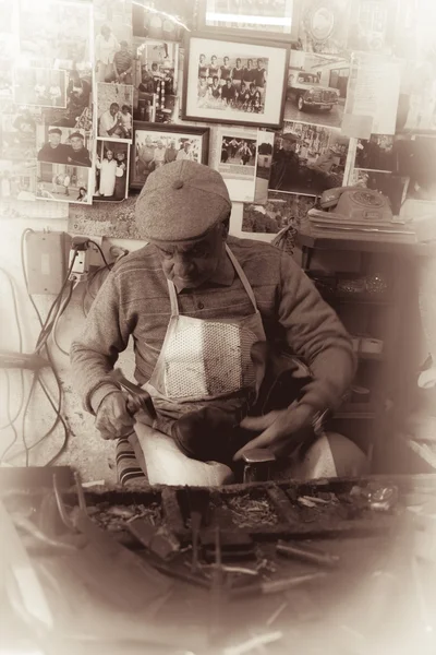 Cobbler no trabalho usando ferramentas tradicionais- velho Nicosia, Cyprus- Retrato — Fotografia de Stock