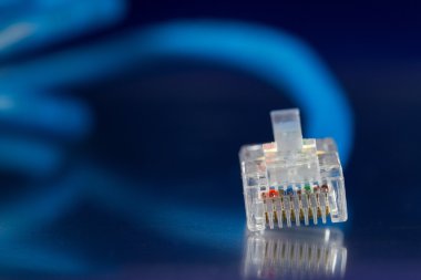 Ağ Ethernet üzerinde mavi bir arka plan izole kablosu