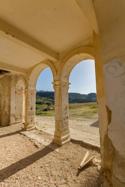 Arcos do abandonado Igreja Agios Georgios, Davlos Chipre — Fotografia de Stock