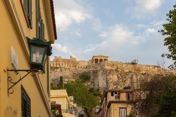 Plaka-Viertel in Athen, Griechenland, mit Akropolis im Hintergrund — Stockfoto