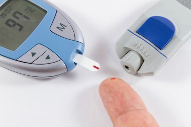 Şeker Ölçüm ve hastanın parmak kan damlası ile yakın çekim