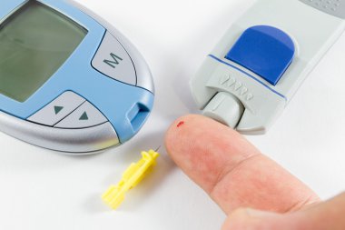 Şeker Ölçüm ve hastanın parmak kan damlası ile yakın çekim