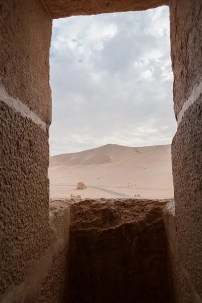 Desert view via en fästning fönster i Palmyra, Syrien — Stockfoto