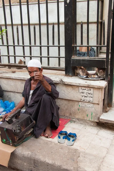 Shoeshiner beber chá e gatos comendo no fundo em um s — Fotografia de Stock